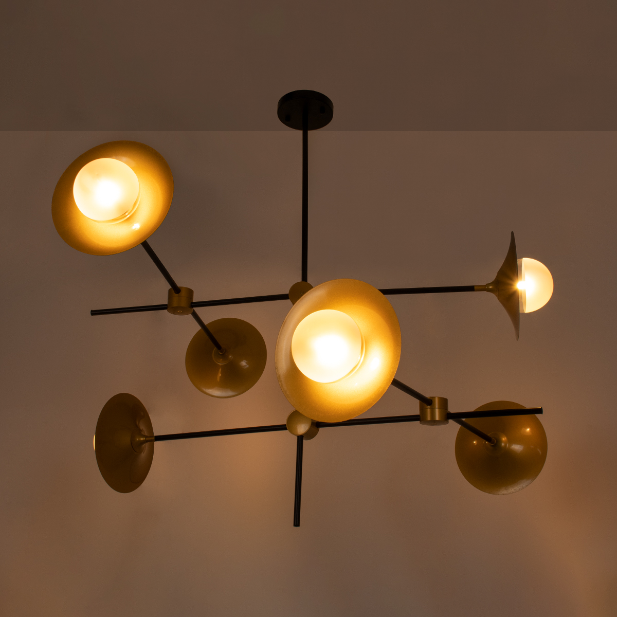 GloboStar® JOLIET 00780 Μοντέρνο Φωτιστικό Οροφής Πολύφωτο 6 x G9 AC 230V Μαύρο - Χρυσό Μεταλλικό Πλέγμα Φ93 x Υ87cm - Image 3