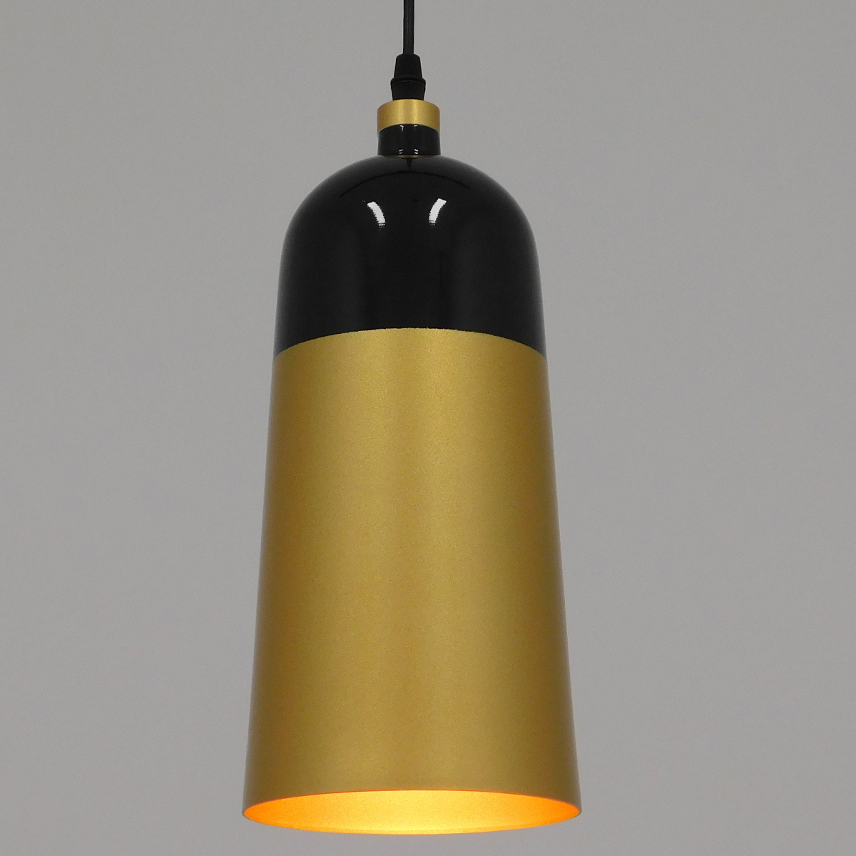 GloboStar® PALAZZO 01523 Μοντέρνο Κρεμαστό Φωτιστικό Οροφής Μονόφωτο Μαύρο - Χρυσό Μεταλλικό Καμπάνα Φ14 x Υ34cm - Image 3